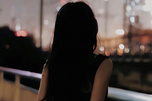 1天曝3大瓜！顶流女星签协议、约会激吻、知三当三各个炸裂
